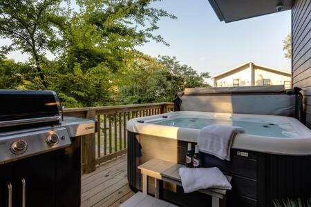 Modern Luxury Hot Tub Mini Golf Elevator Views Villa Nashville Exterior photo