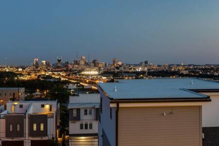 Modern Luxury Hot Tub Mini Golf Elevator Views Villa Nashville Exterior photo